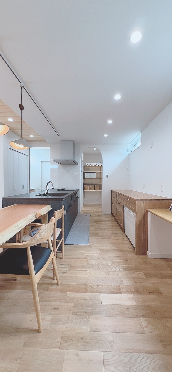 自然素材と機能美が調和する、回遊動線のある住まい 画像