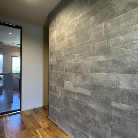 エコカラットと無垢アカシアが映える、上質モダンな住まい アイキャッチ画像