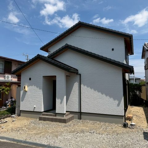 毎日の「ただいま」が心地よくなる、無垢の温もりに包まれた住まい アイキャッチ画像