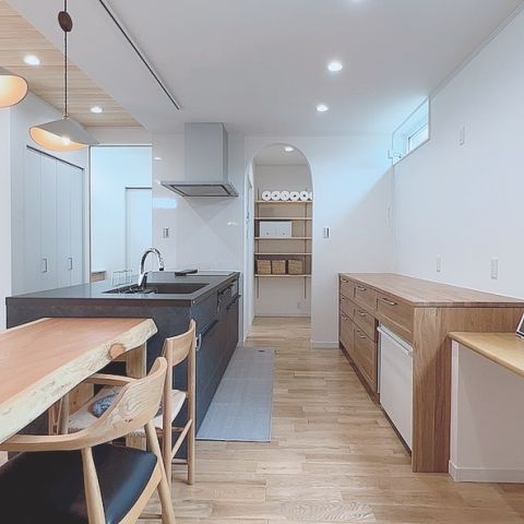 自然素材と機能美が調和する、回遊動線のある住まい アイキャッチ画像